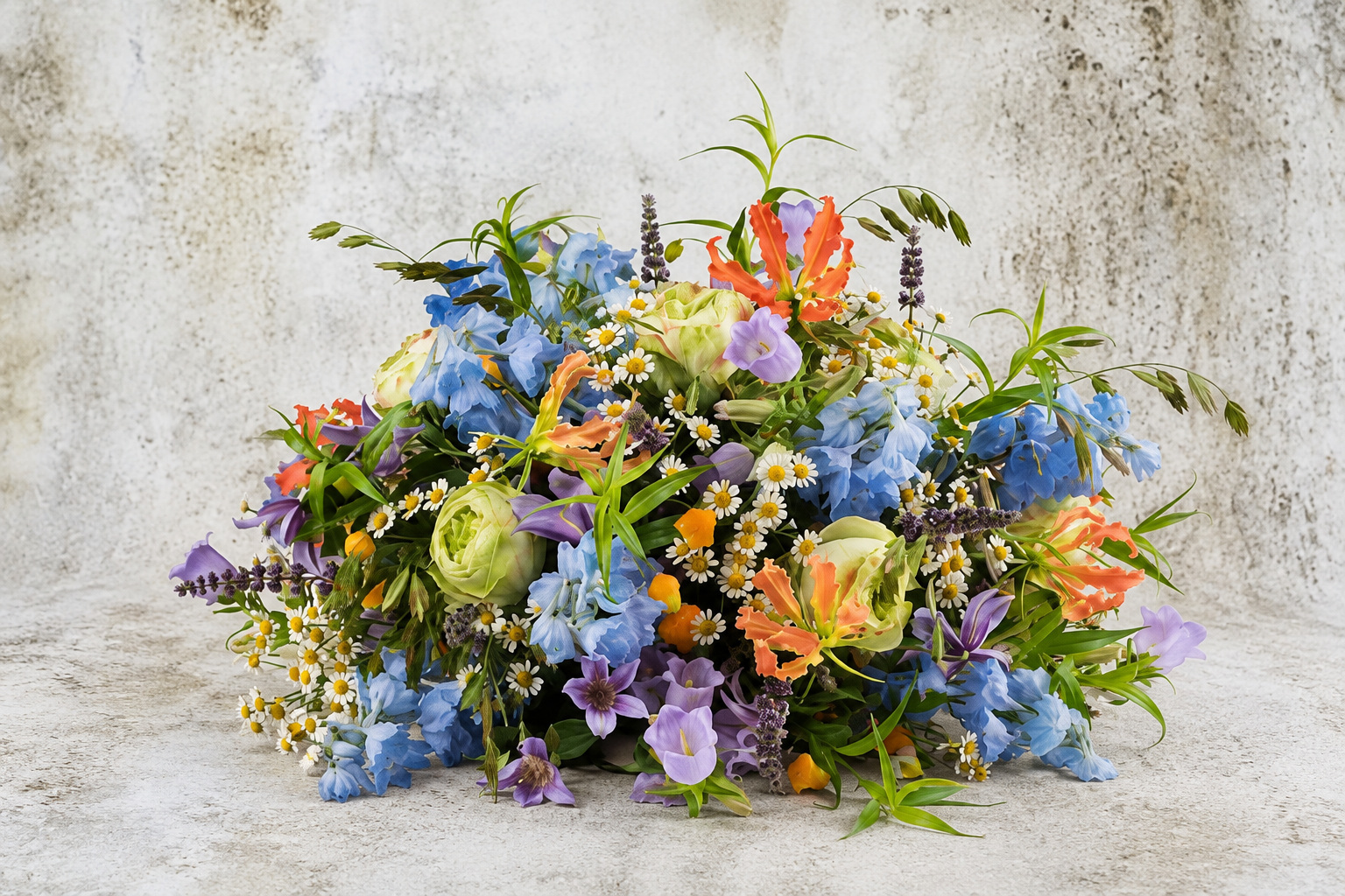 Eigen bloemwerk met blauwe veldbloemen
