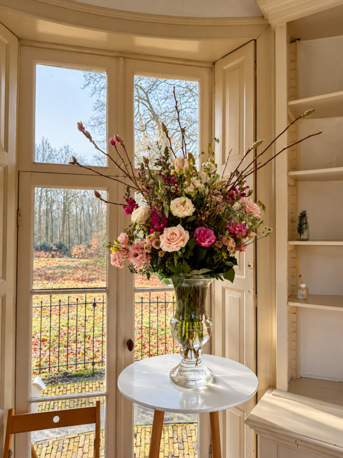 Kleurrijke bloemstyling voor trouwlocatie door Hosman