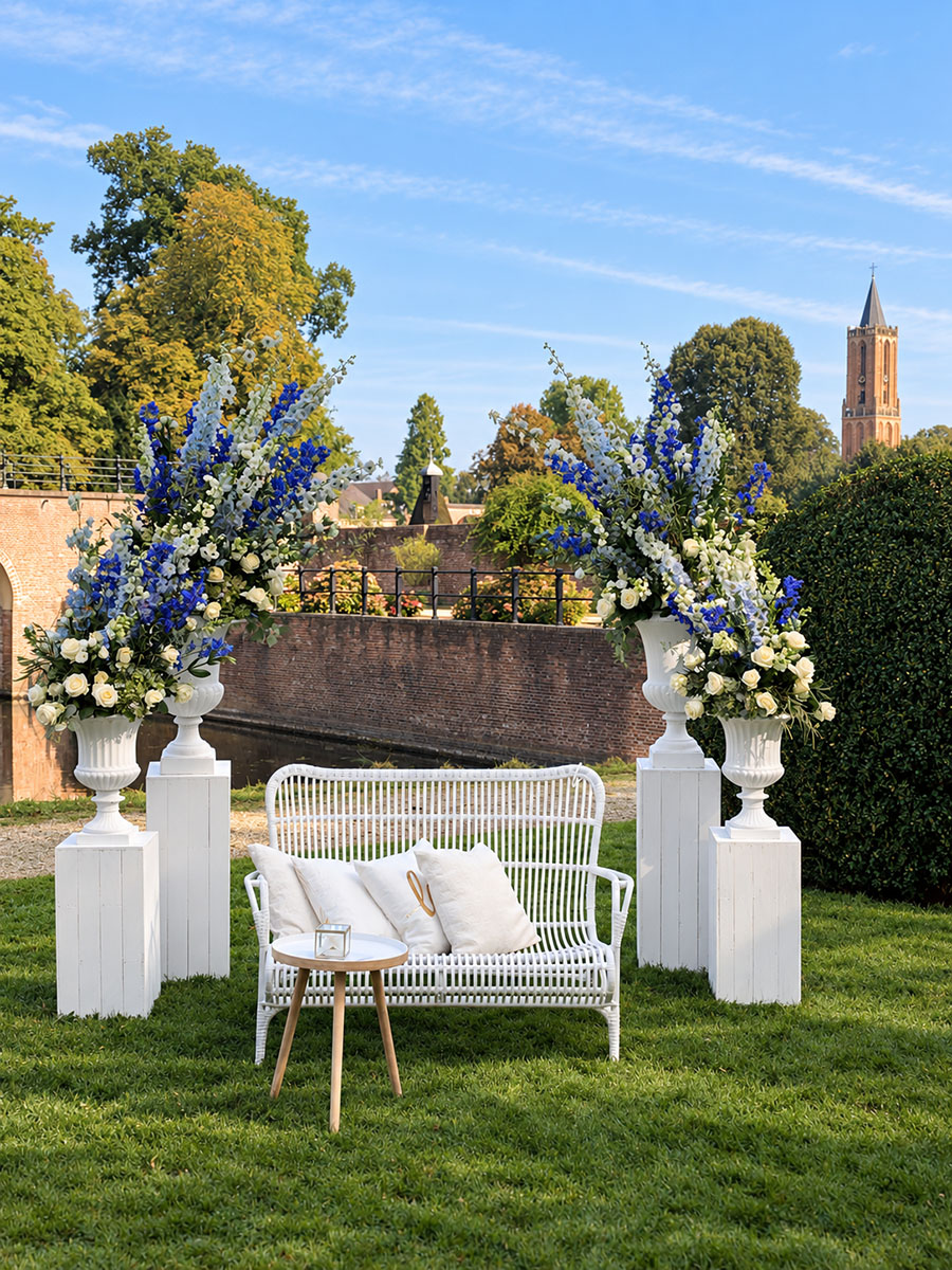 Blauw-witte ceremoniebloemen met witte bank en historische kerk door Hosman Utrecht