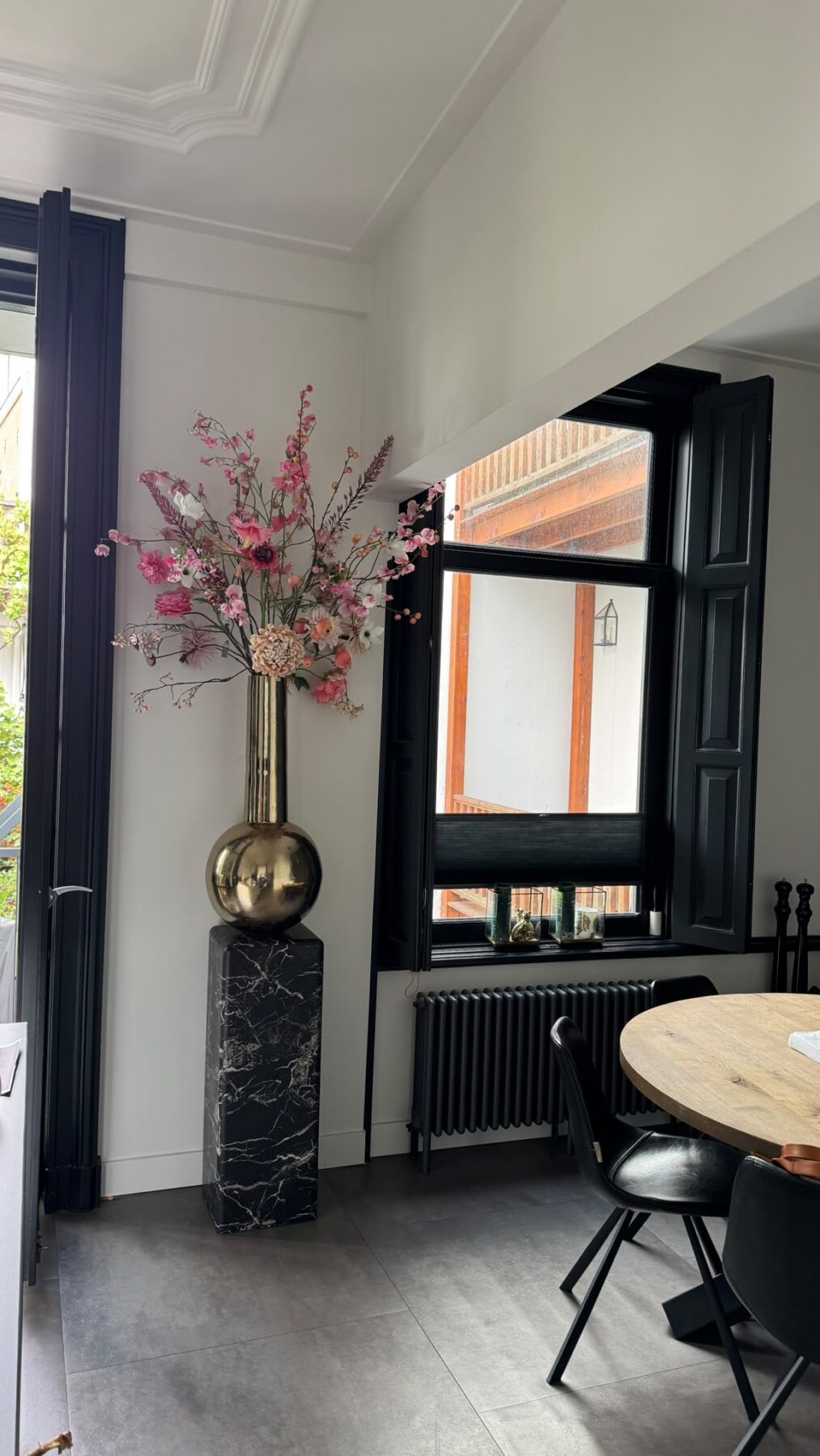 Groot zijden bloemarrangement van Hosman in een interieur